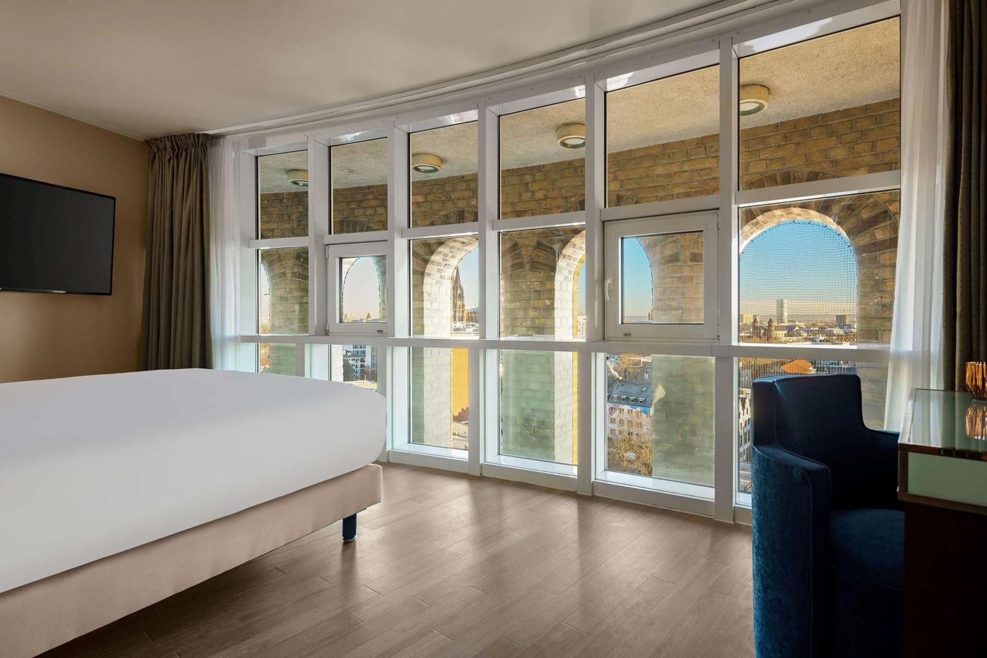 Wasserturm Hotel Cologne, Curio Collection By Hilton Eksteriør billede