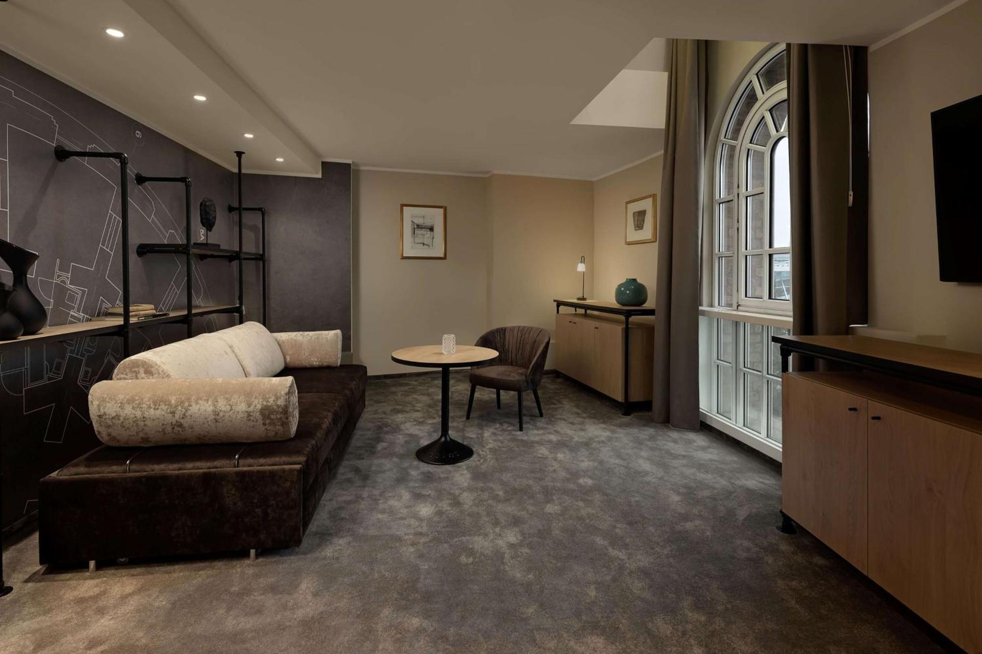 Wasserturm Hotel Cologne, Curio Collection By Hilton Eksteriør billede