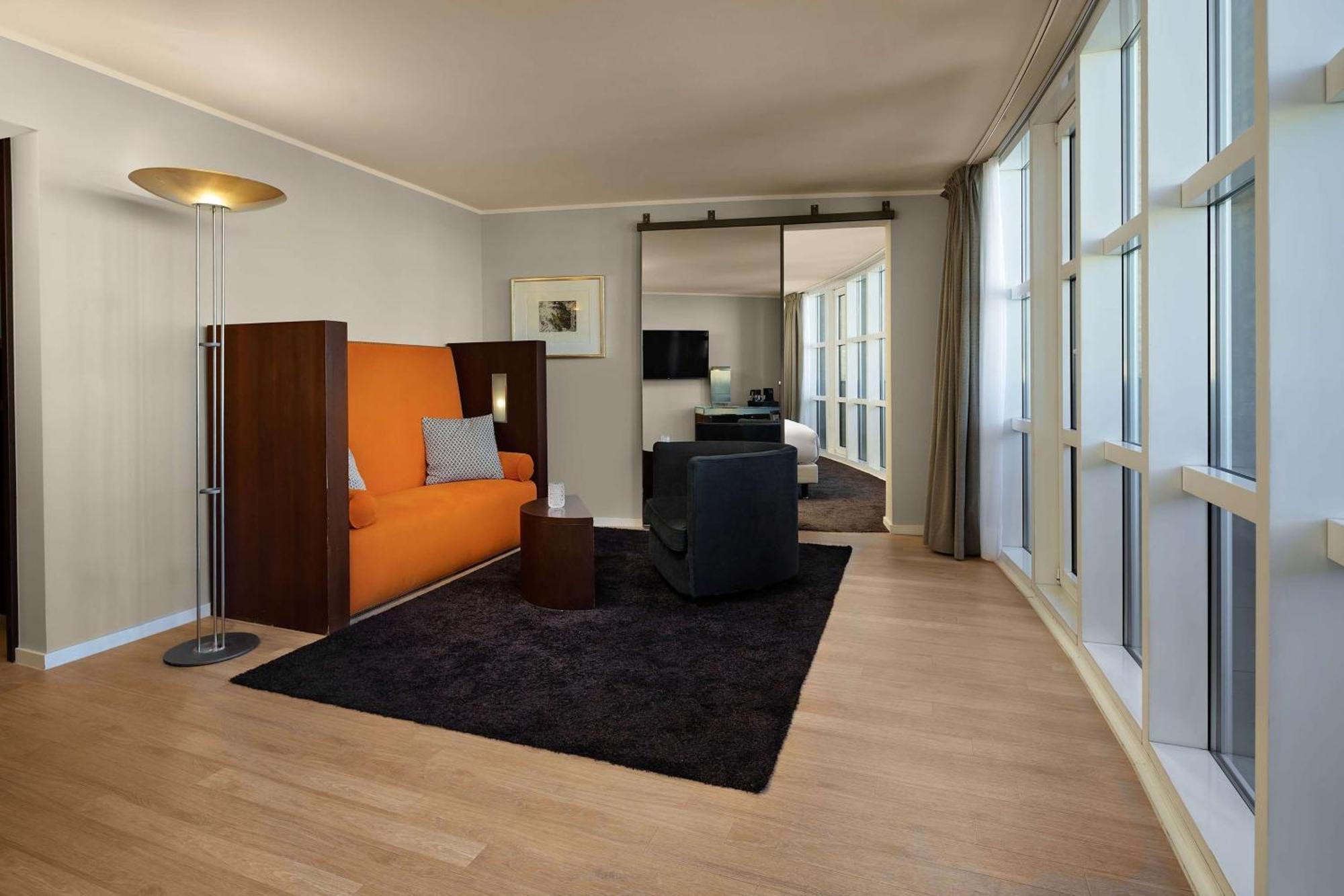 Wasserturm Hotel Cologne, Curio Collection By Hilton Eksteriør billede
